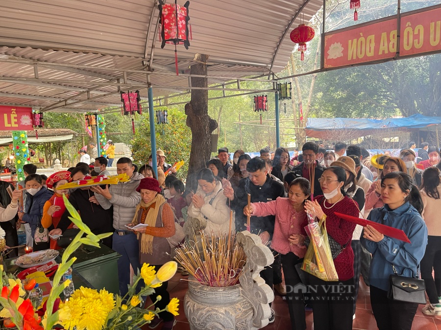 Độc, lạ: Người Thanh Hoá vượt cả trăm km đi xin "nước thánh" lấy may mắn đầu năm- Ảnh 2.
