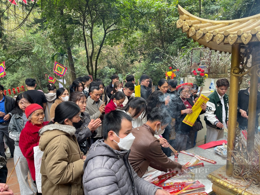 Độc, lạ: Người Thanh Hoá vượt cả trăm km đi xin "nước thánh" lấy may mắn đầu năm- Ảnh 3.