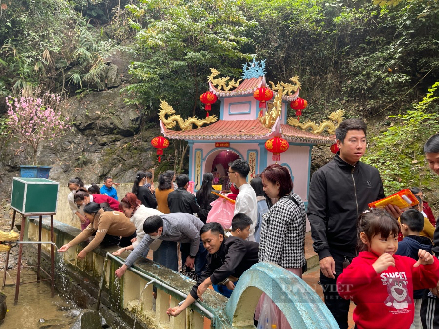 Độc, lạ: Người Thanh Hoá vượt cả trăm km đi xin "nước thánh" lấy may mắn đầu năm- Ảnh 7.