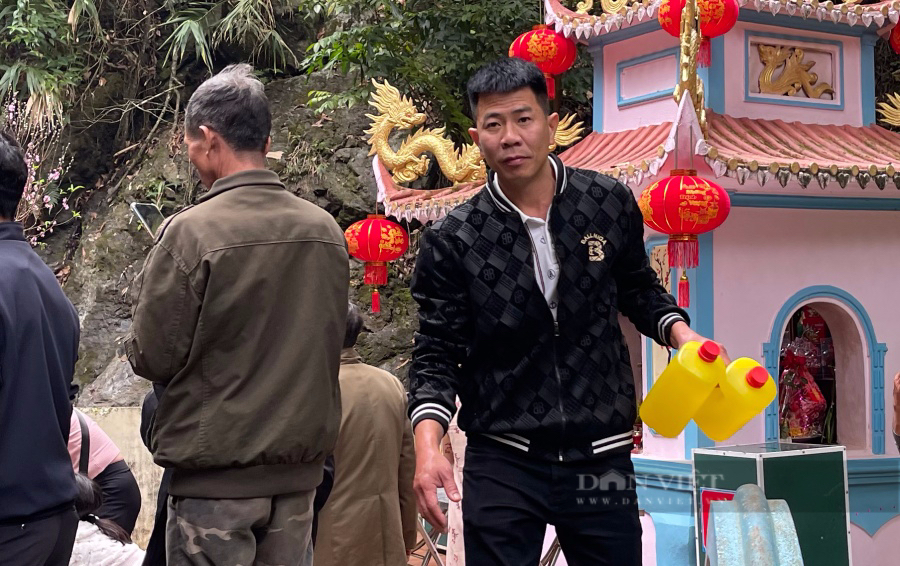 Độc, lạ: Người Thanh Hoá vượt cả trăm km đi xin "nước thánh" lấy may mắn đầu năm- Ảnh 6.