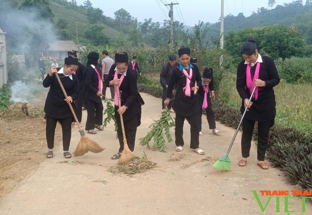 Nữ trưởng ban công tác mặt trận dân tộc Dao khéo léo vận động nhân dân xây dựng nông thôn mới- Ảnh 2.