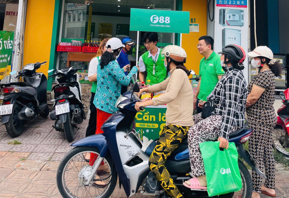 “Tạp hoá đồng giá 8k” hỗ trợ người lao động mùa Tết- Ảnh 1.