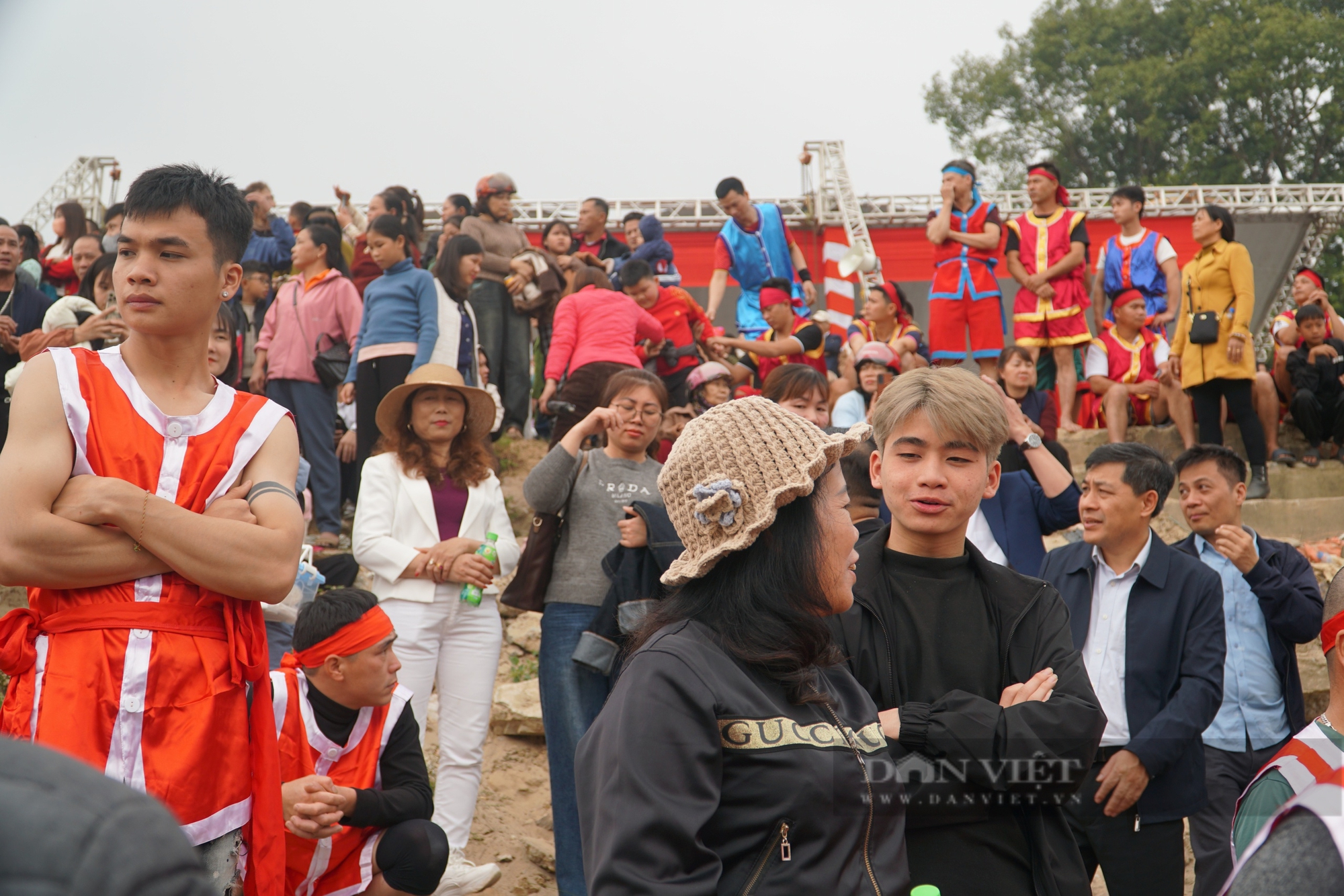 Thợ cơ khí "gác" máy hàn, "vác" mái chèo, tranh tài đua thuyền ngày Tết trên sông Lô- Ảnh 4.