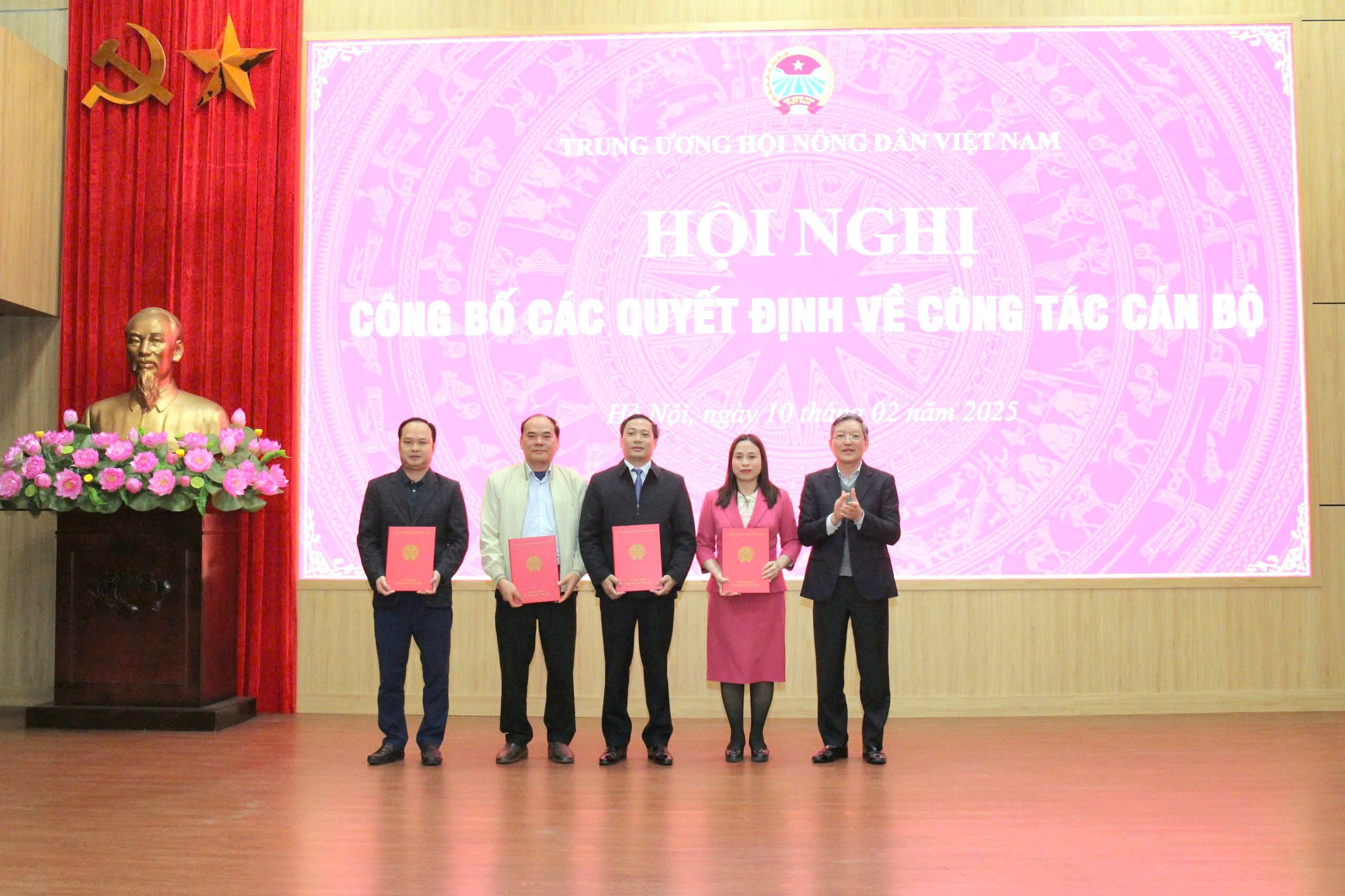 T.Ư Hội Nông dân Việt Nam công bố 26 quyết định về công tác cán bộ của bộ máy mới sau sắp xếp, tinh gọn - Ảnh 2.