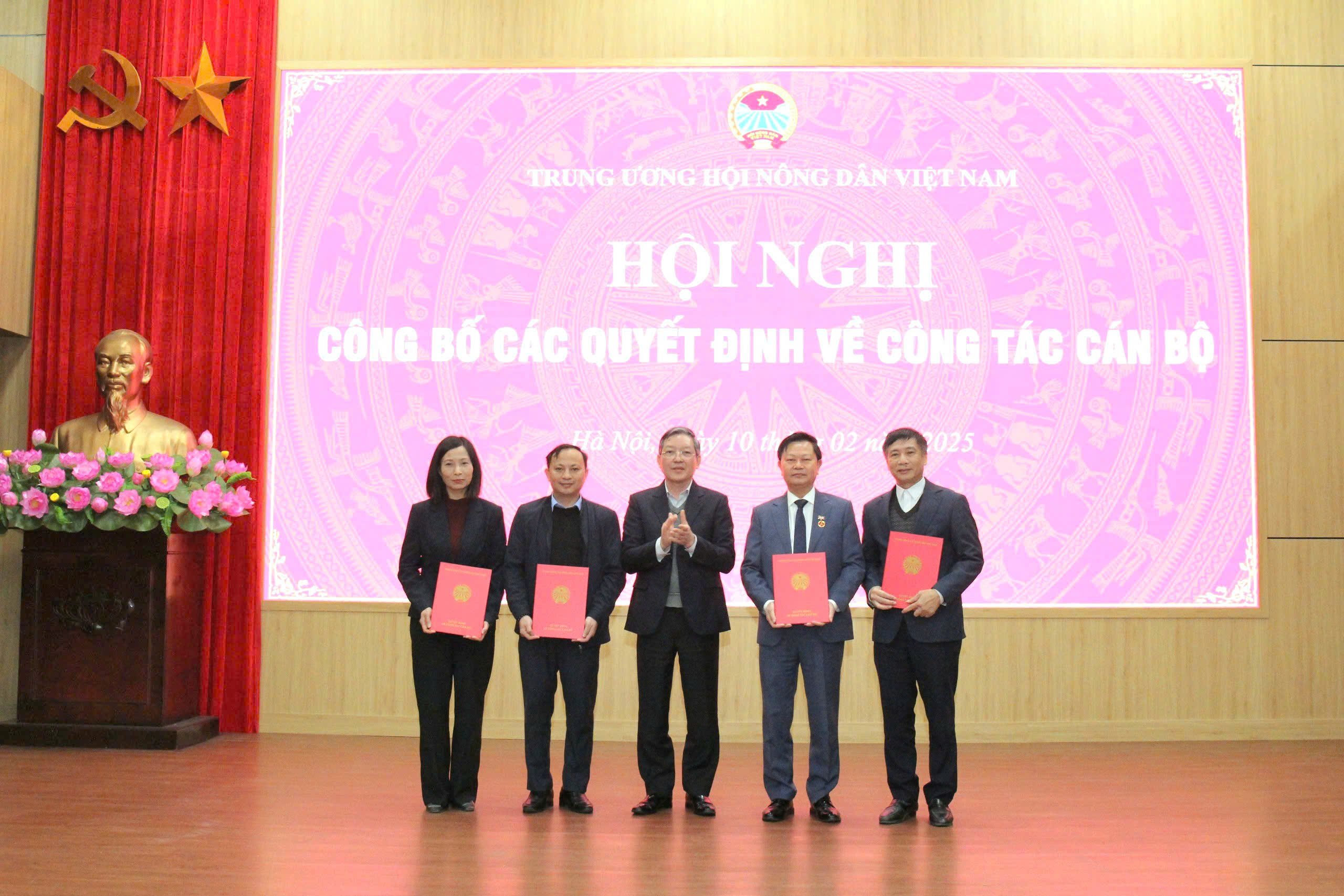 T.Ư Hội Nông dân Việt Nam công bố 26 quyết định về công tác cán bộ của bộ máy mới sau sắp xếp, tinh gọn - Ảnh 1.