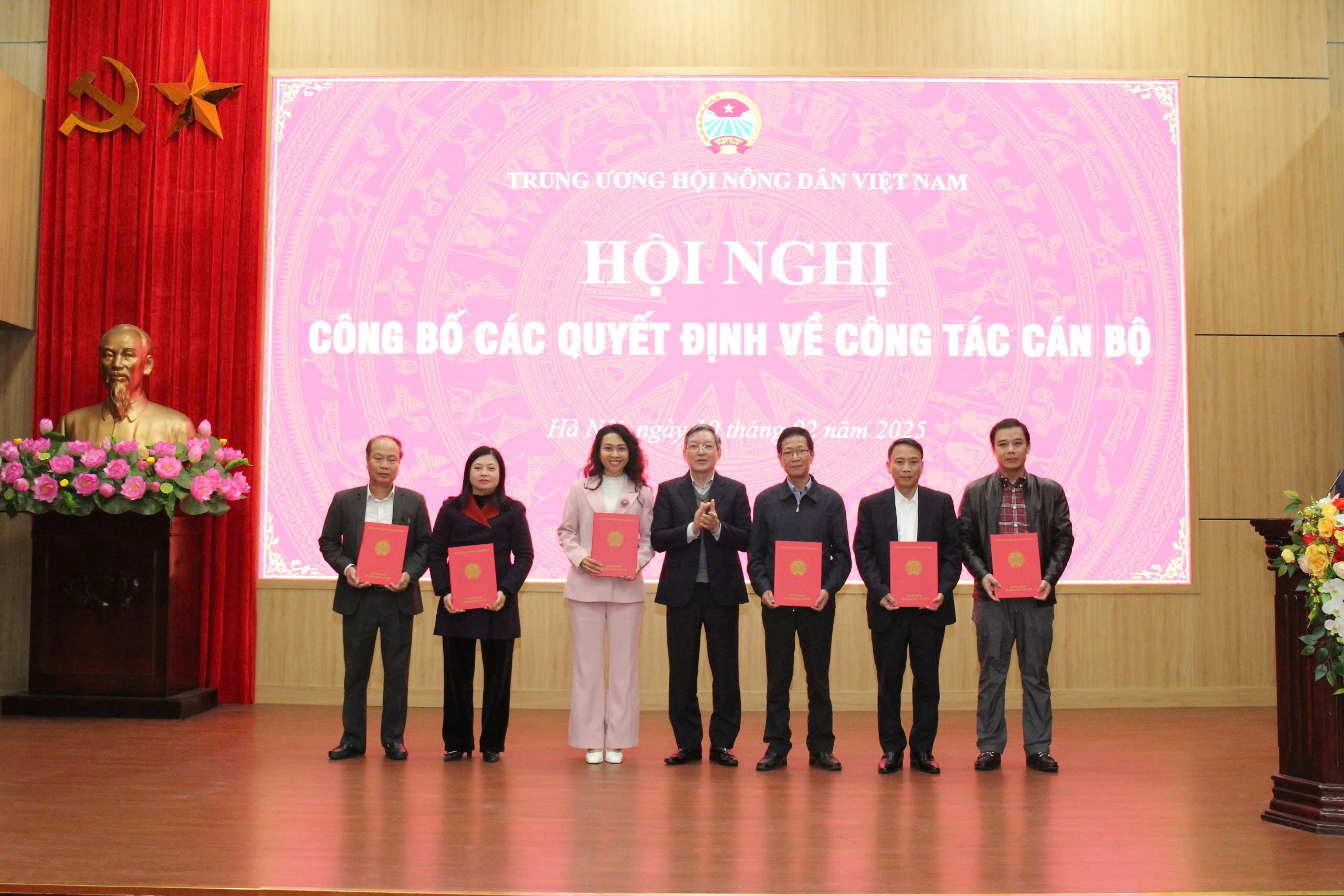T.Ư Hội Nông dân Việt Nam công bố 26 quyết định về công tác cán bộ của bộ máy mới sau sắp xếp, tinh gọn - Ảnh 3.