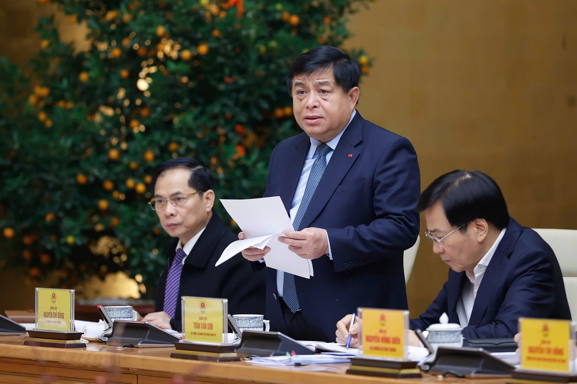 Bộ trưởng Nguyễn Chí Dũng: Ưu tiên tháo gỡ khó ngăn ngay cho các dự án bất động sản, năng lượng tái tạo - Ảnh 1.