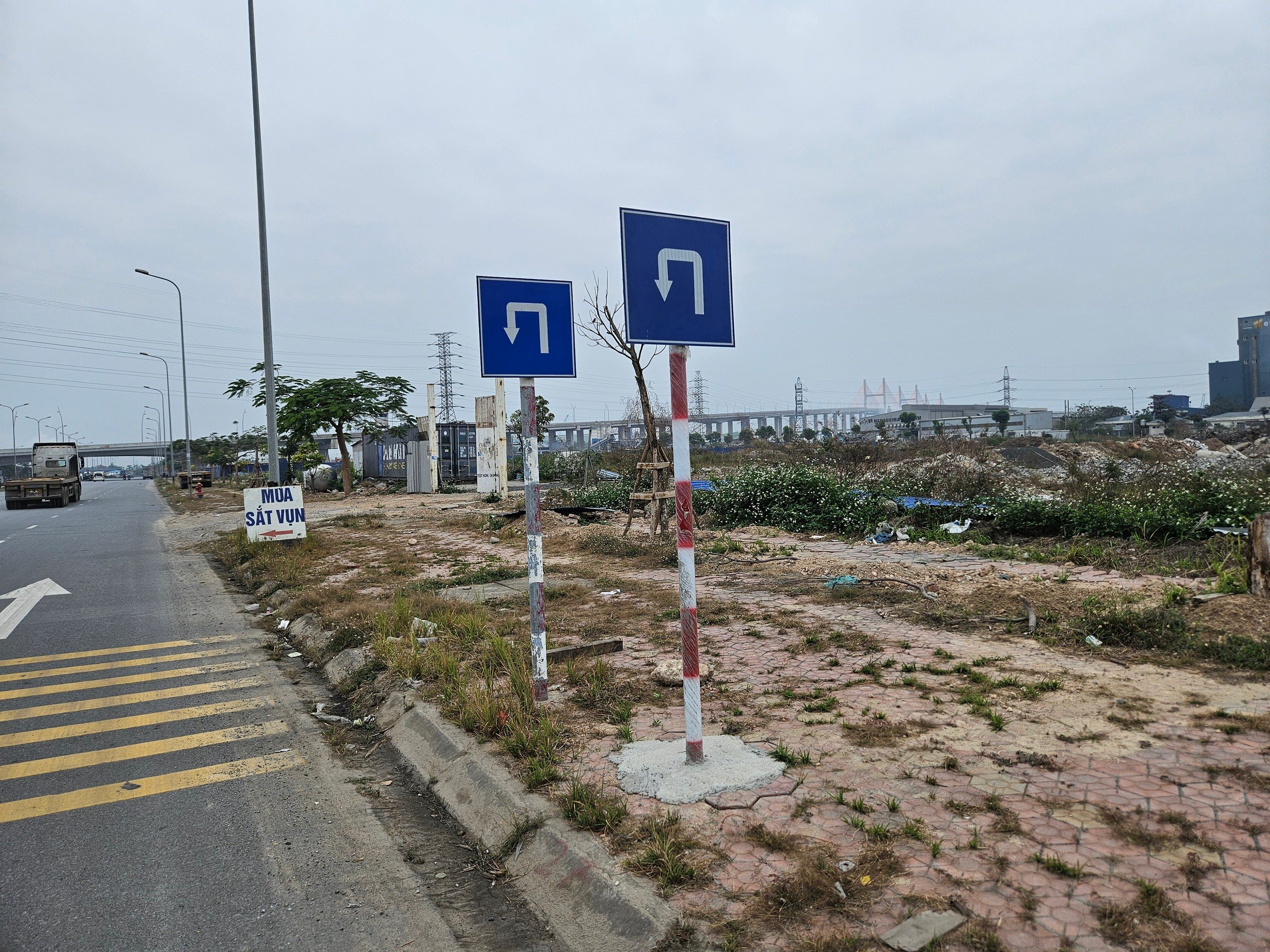 Hải Phòng: Kỳ lạ một loạt biển báo giao thông giống nhau được đặt cùng vị trí - Ảnh 1.
