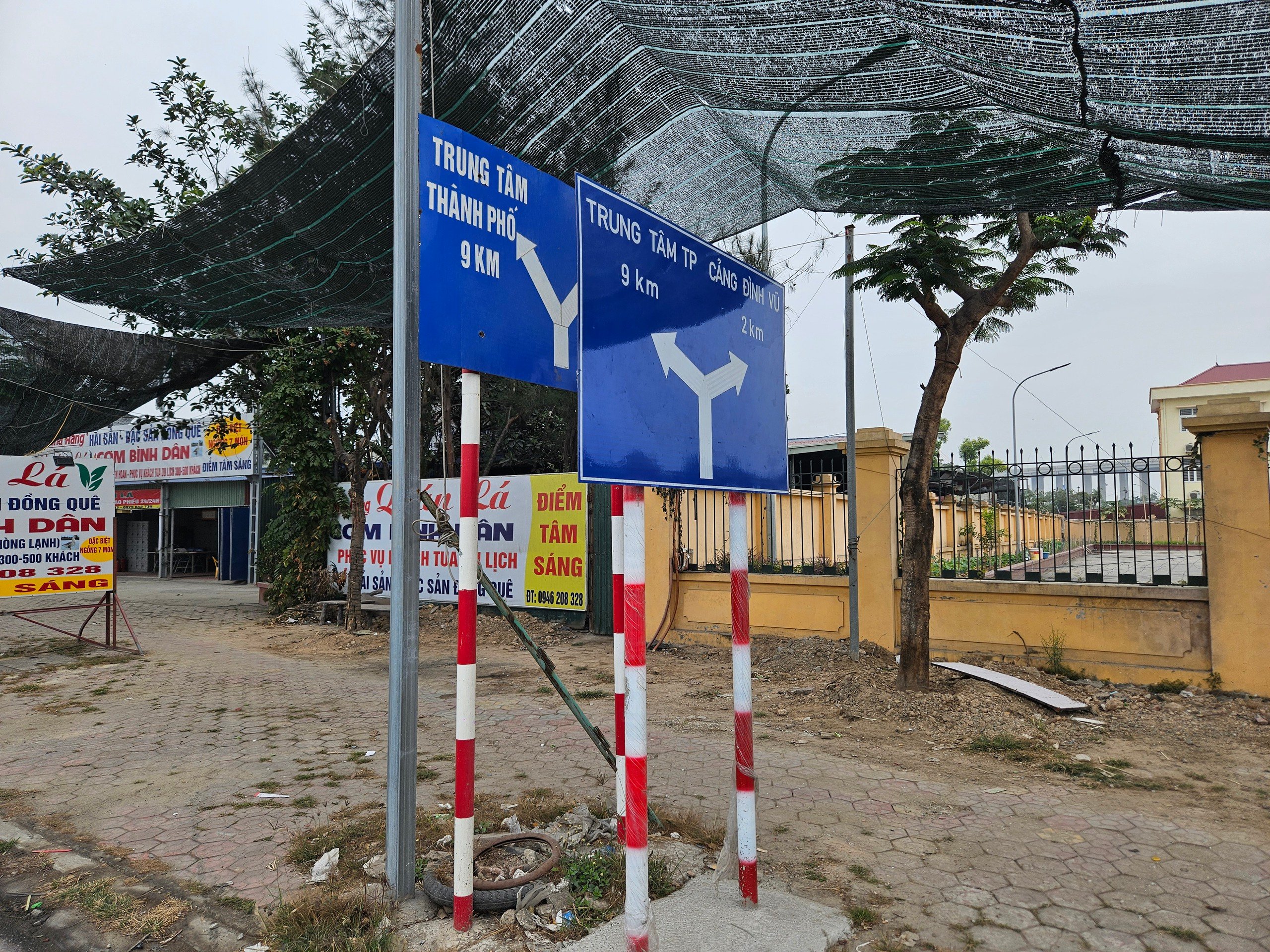 Hải Phòng: Kỳ lạ một loạt biển báo giao thông giống nhau được đặt cùng vị trí - Ảnh 5.