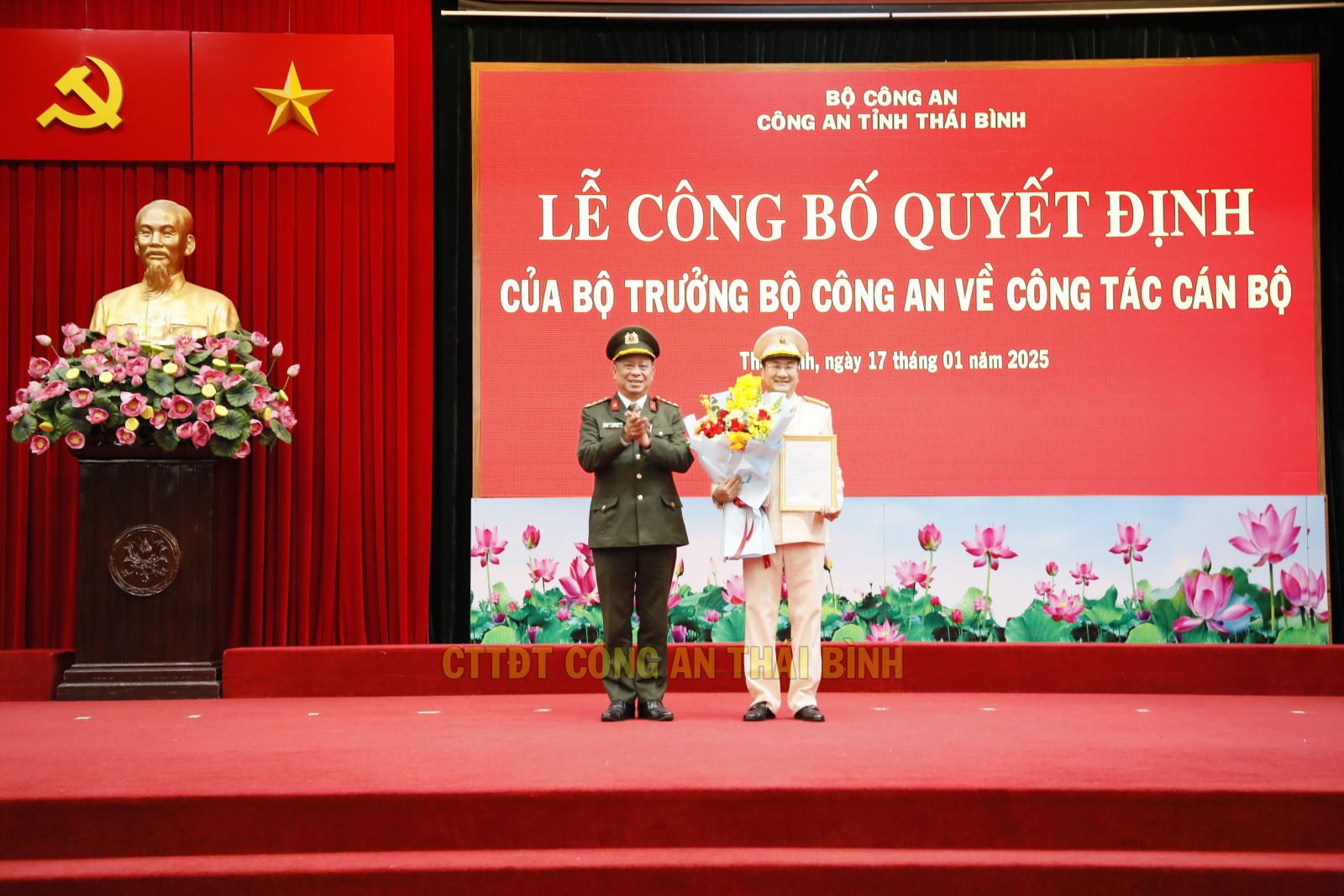Bộ trưởng Bộ Công an thăng cấp bậc hàm cho Phó Giám đốc Công an tỉnh Thái Bình - Ảnh 1.