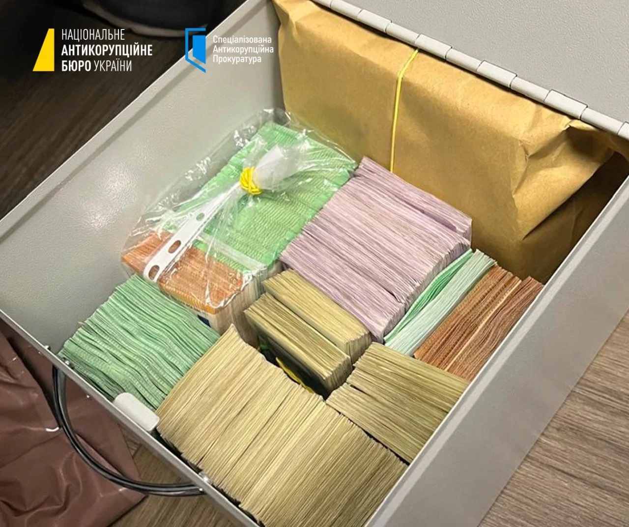 Bất ngờ 'núi' tiền mặt Ukraine tịch thu được trong chiến dịch truy quét quan tham ở Kiev - Ảnh 3.