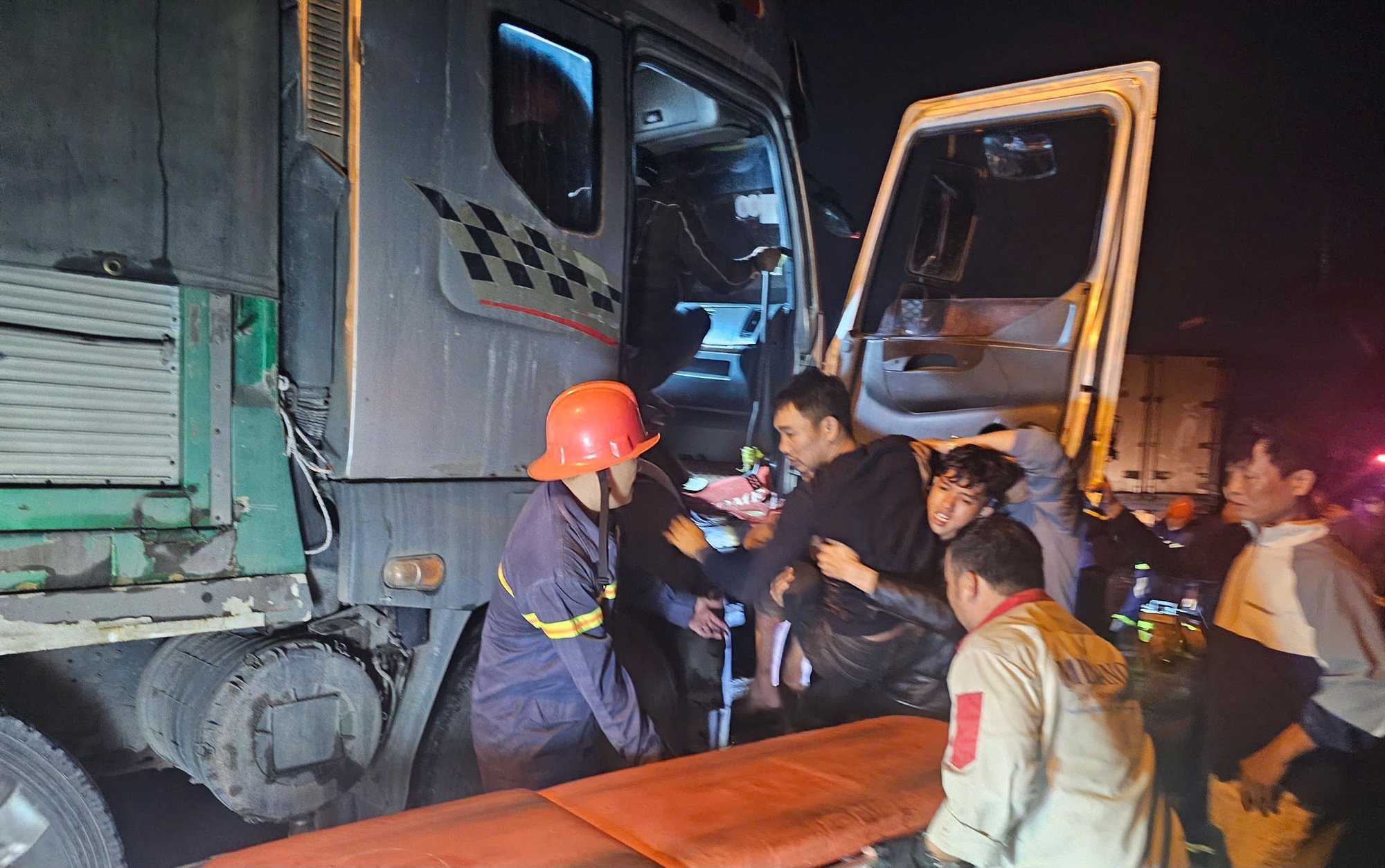 Tai nạn liên hoàn tại Bình Định khiến 5 người bị thương, cảnh sát "phá cửa" cứu tài xế bị mắc kẹt- Ảnh 2.
