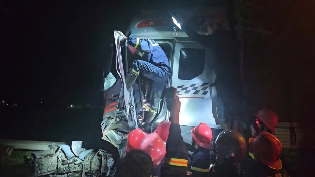 Tai nạn liên hoàn tại Bình Định khiến 5 người bị thương, cảnh sát "phá cửa" cứu tài xế bị mắc kẹt- Ảnh 1.