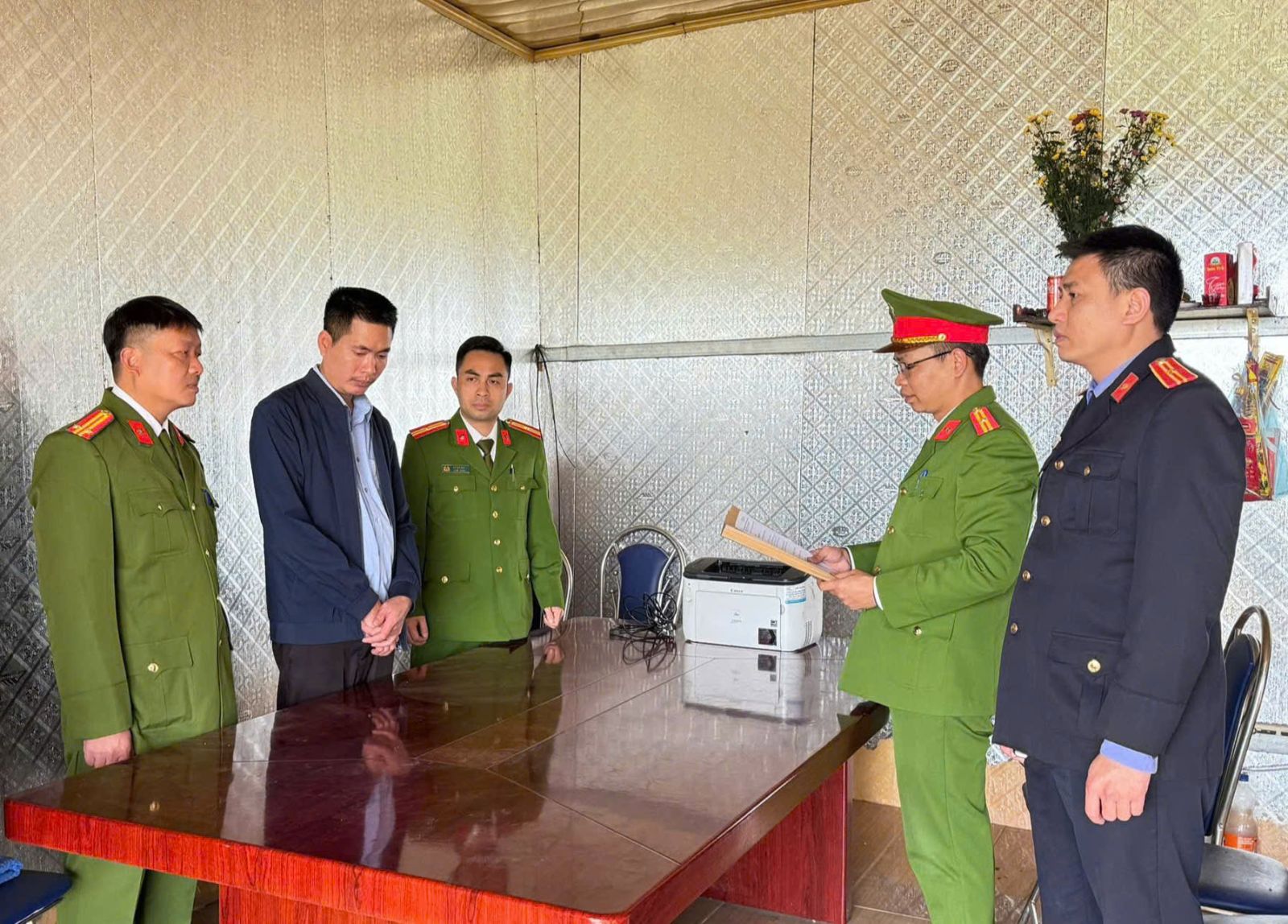 Khai thác hơn 200.000 mét khối đất ngoài ranh giới được cấp phép, Giám đốc một công ty ở Bắc Giang bị khởi tố  - Ảnh 1.