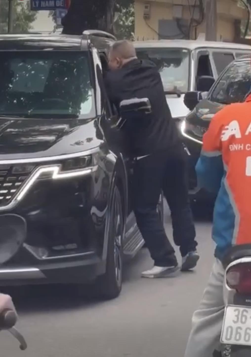 Clip người đàn ông đấm tài xế ô tô ở Hà Nội: Nạn nhân  lên tiếng mong lấy lại công bằng - Ảnh 1.