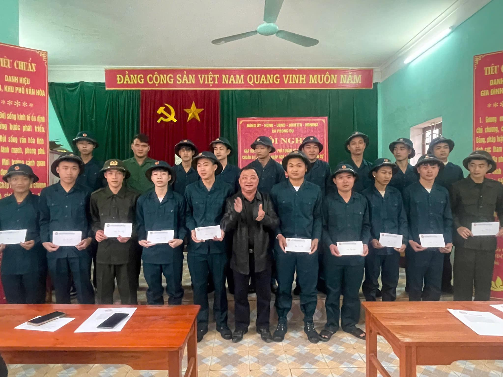 Hội Nông dân các cấp tỉnh Quảng Ninh động viên tân binh lên đường nhập ngũ - Ảnh 1.