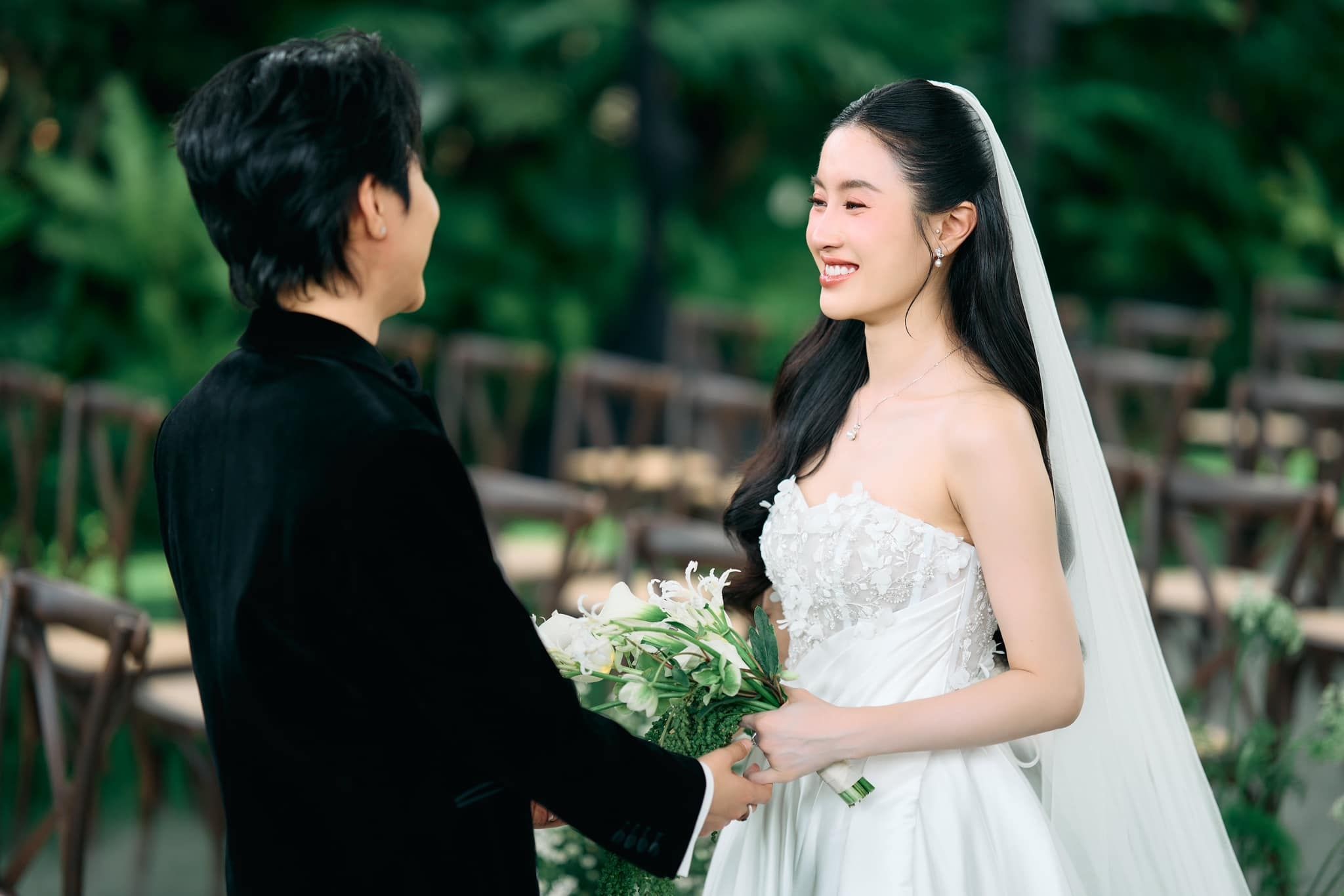 Vũ Cát Tường rơi nước mắt khi thổ lộ ước nguyện, dàn sao đình đám xuất hiện trong lễ thành đôi - Ảnh 1.
