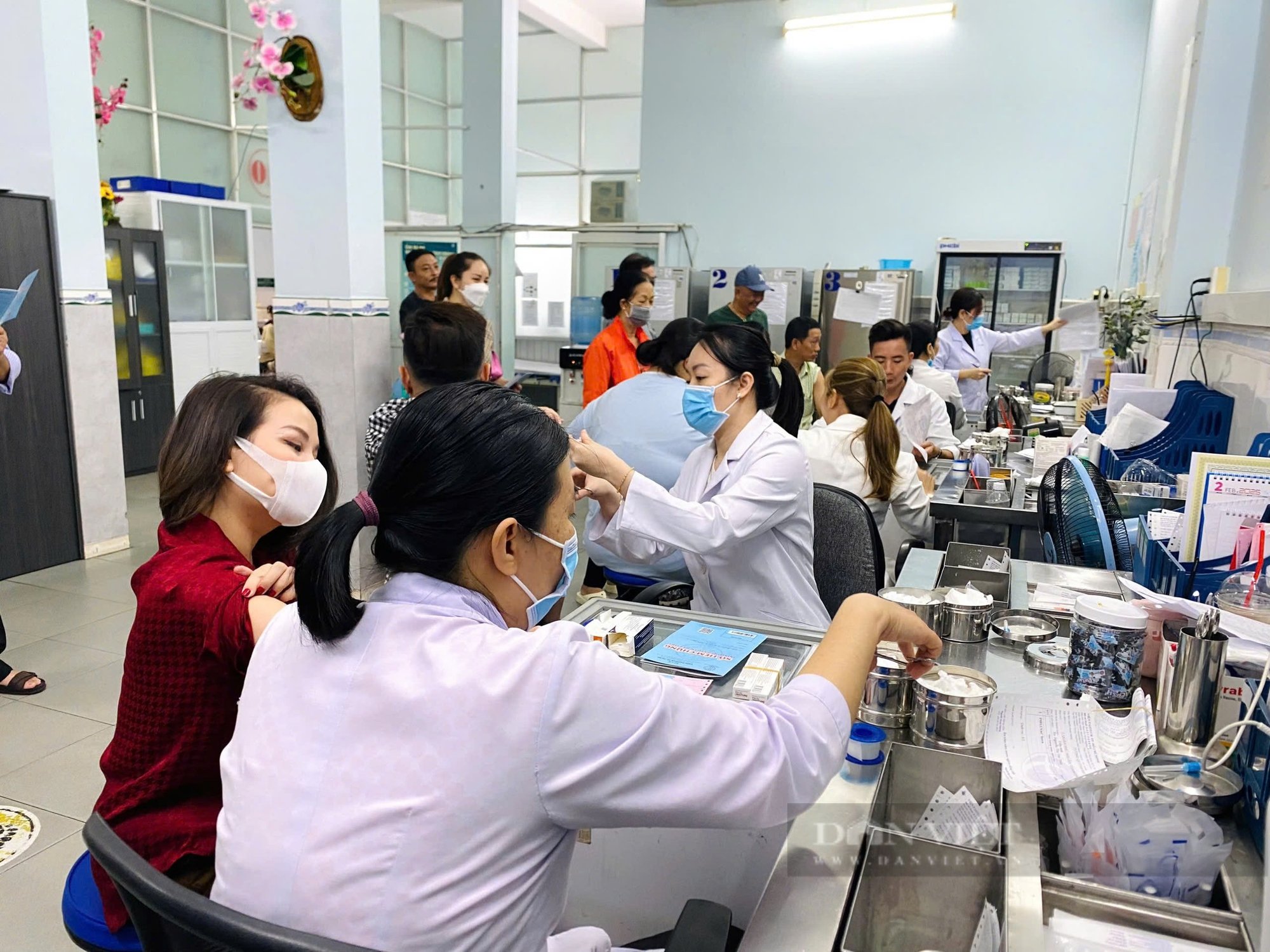 Người dân TP.HCM đổ xô đi tiêm vaccine cúm - Ảnh 1.