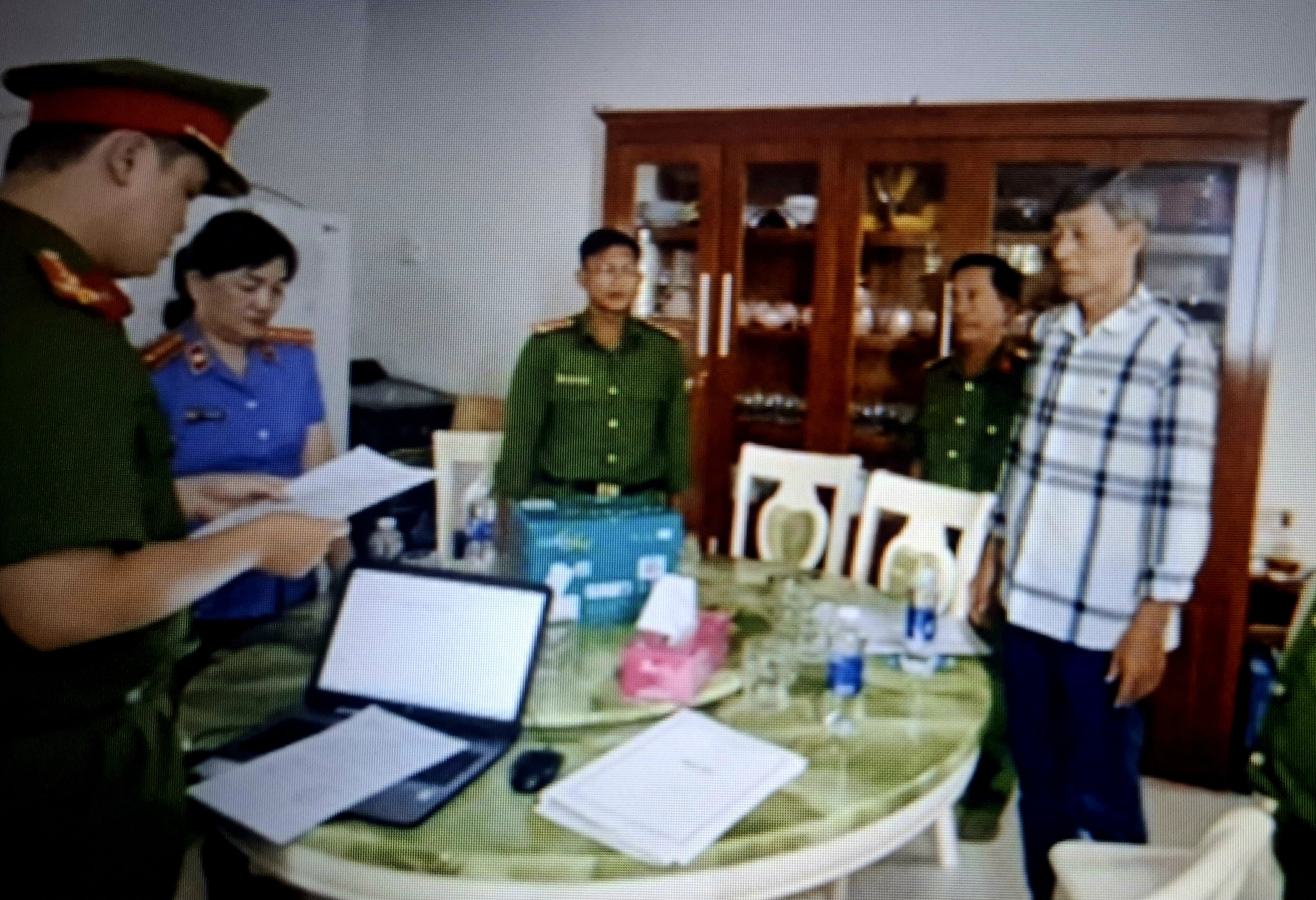 Nguyên Cục trưởng Cục thuế tỉnh Cà Mau và thuộc cấp bị khởi tố - Ảnh 1.
