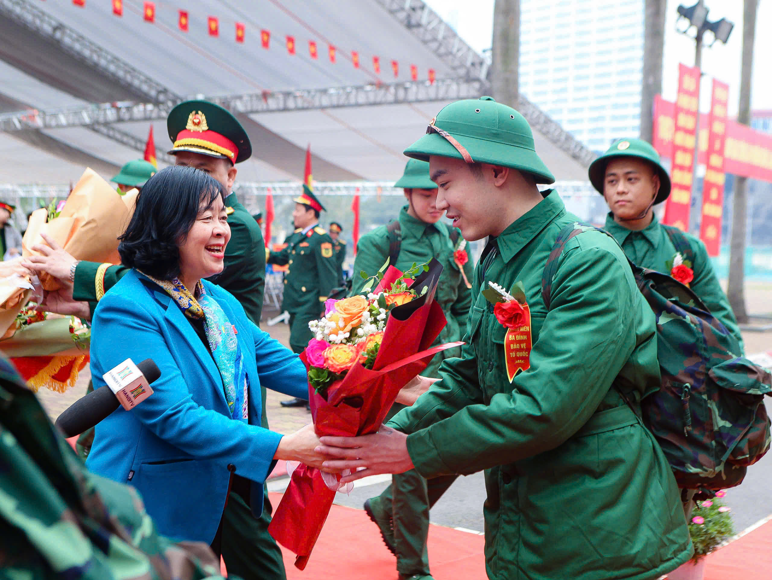 Bí thư và Chủ tịch Hà Nội tiễn tân binh lên đường nhập ngũ - Ảnh 1.