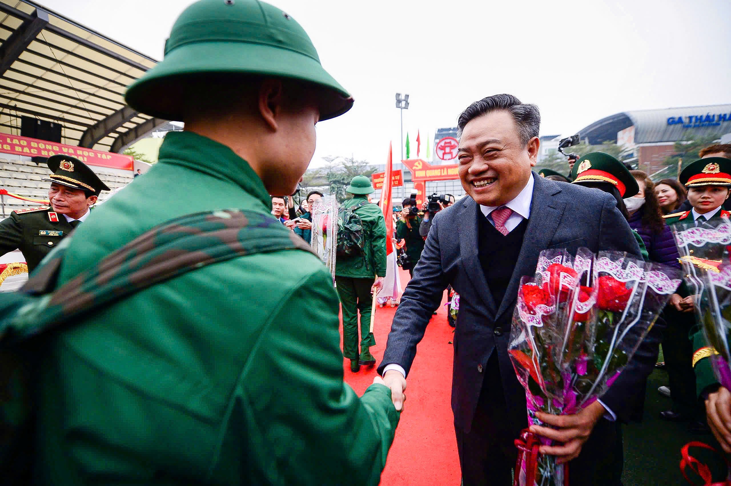 Bí thư và Chủ tịch Hà Nội tiễn tân binh lên đường nhập ngũ - Ảnh 2.