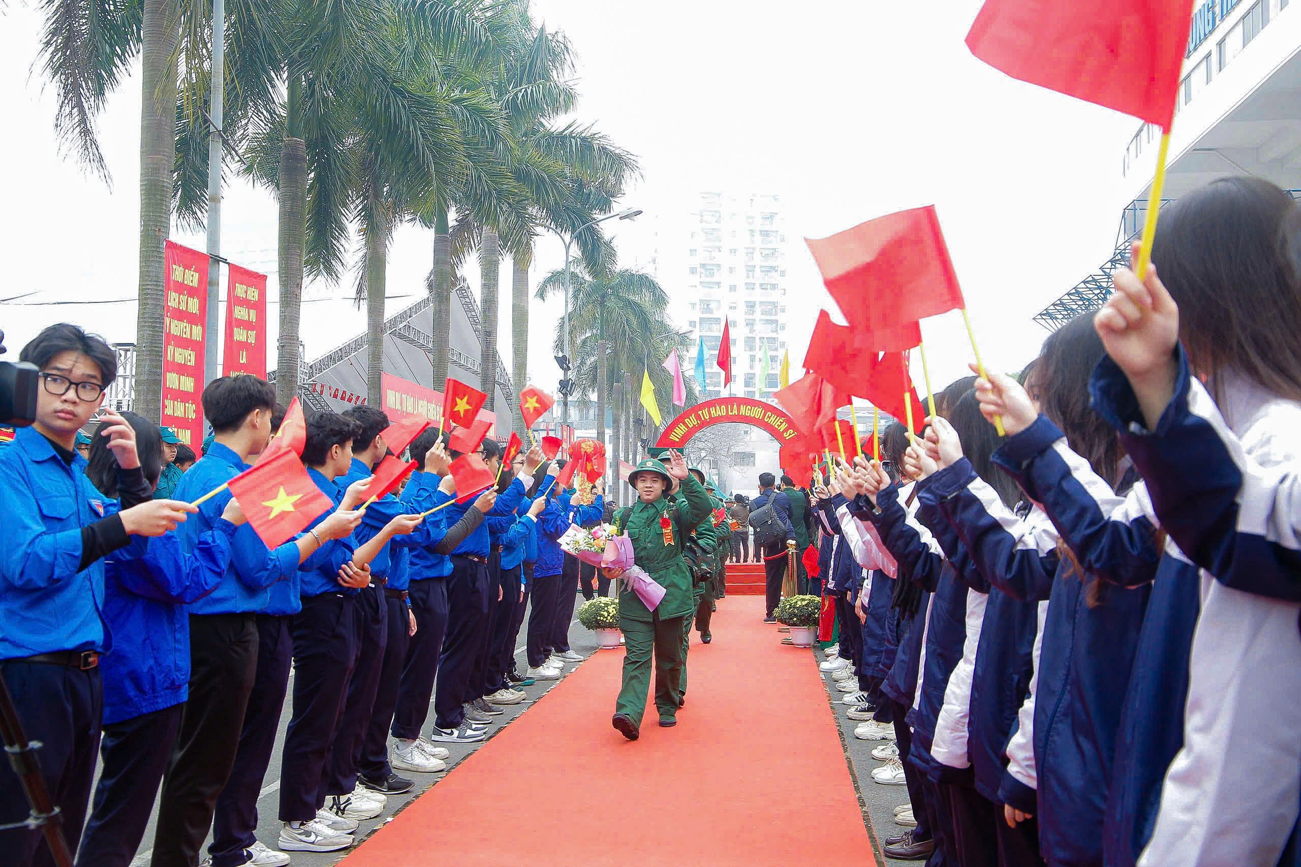 Bí thư và Chủ tịch Hà Nội tiễn tân binh lên đường nhập ngũ - Ảnh 3.