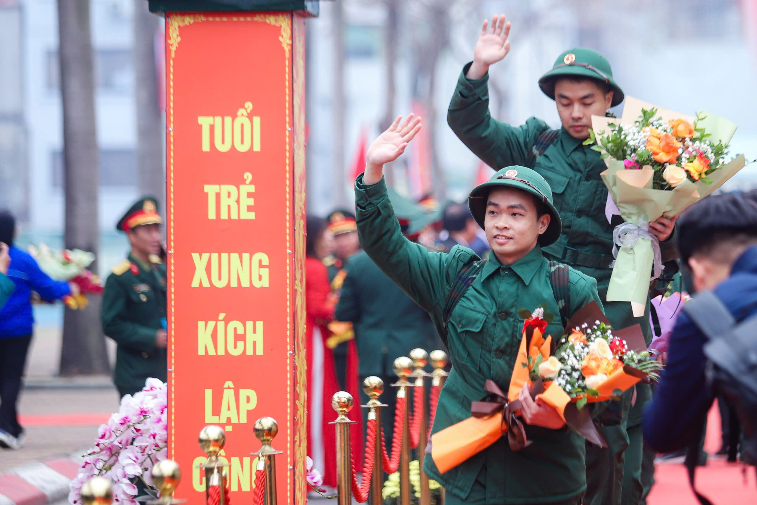 Bí thư và Chủ tịch Hà Nội tiễn tân binh lên đường nhập ngũ - Ảnh 4.