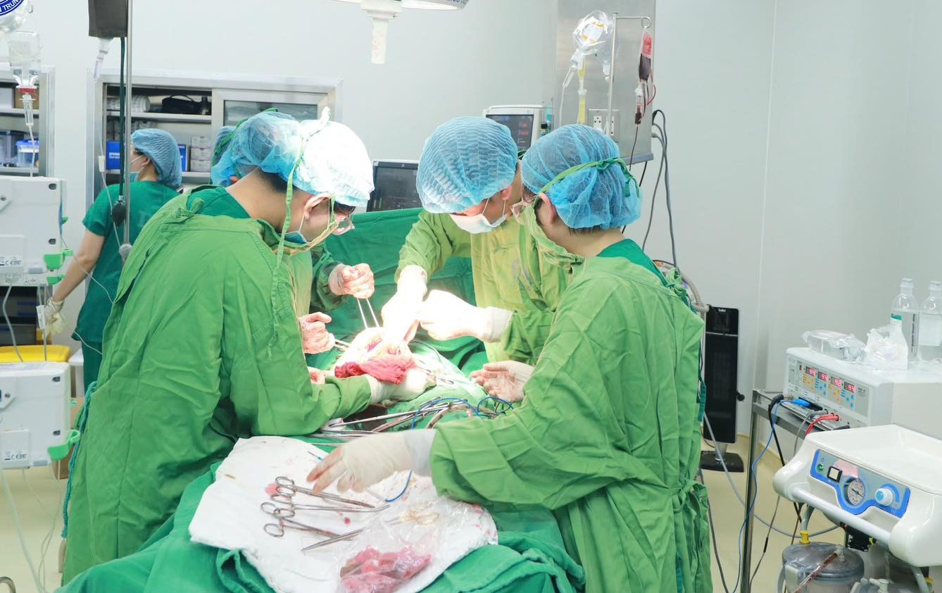Vừa sinh mổ thành công, bất ngờ sản phụ tím tái, ngưng tuần hoàn- Ảnh 2.