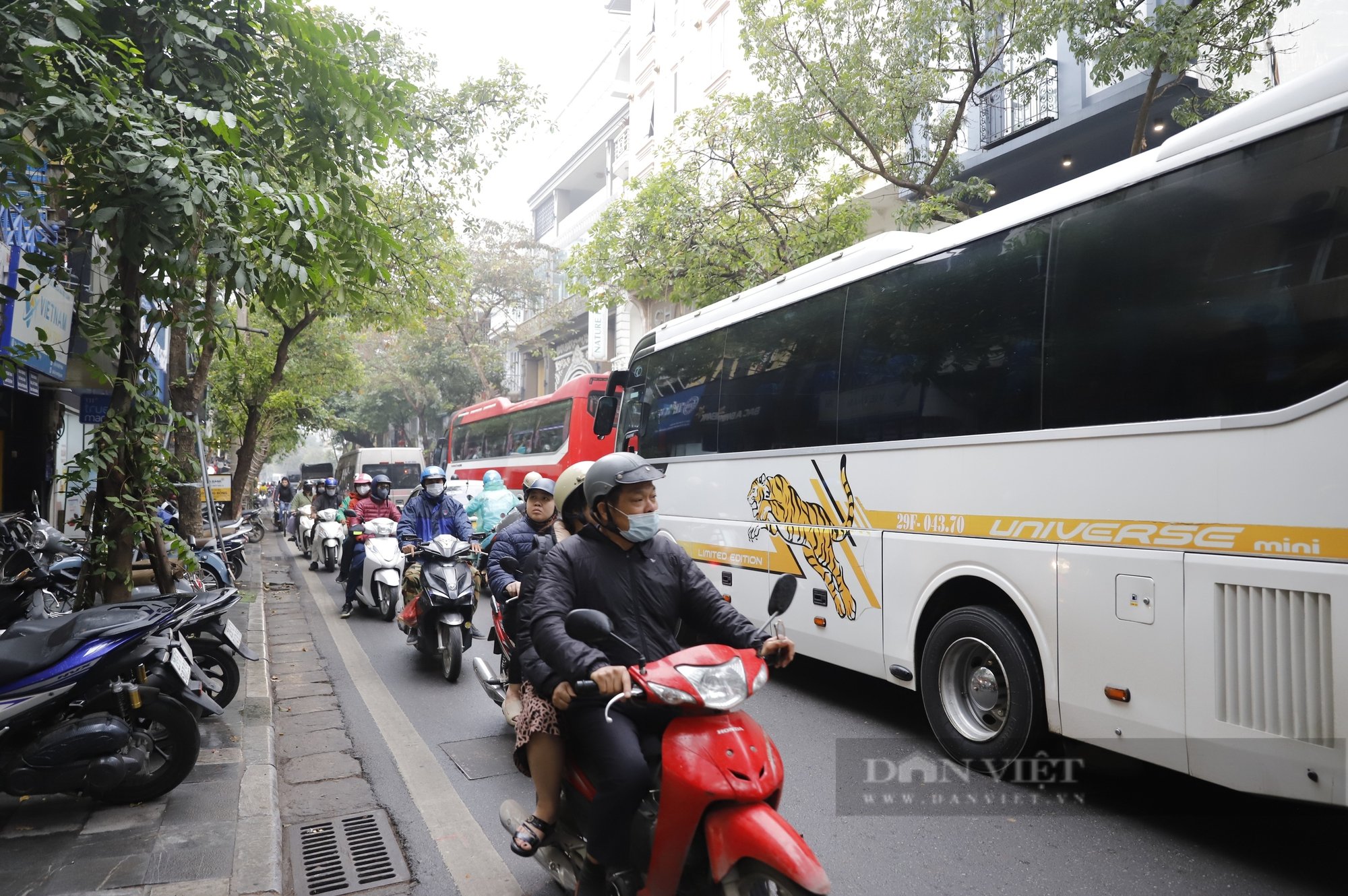 Xe 45 chỗ tung hoành dừng đỗ "nuốt trọn" lòng đường phố cổ Hà Nội- Ảnh 1.