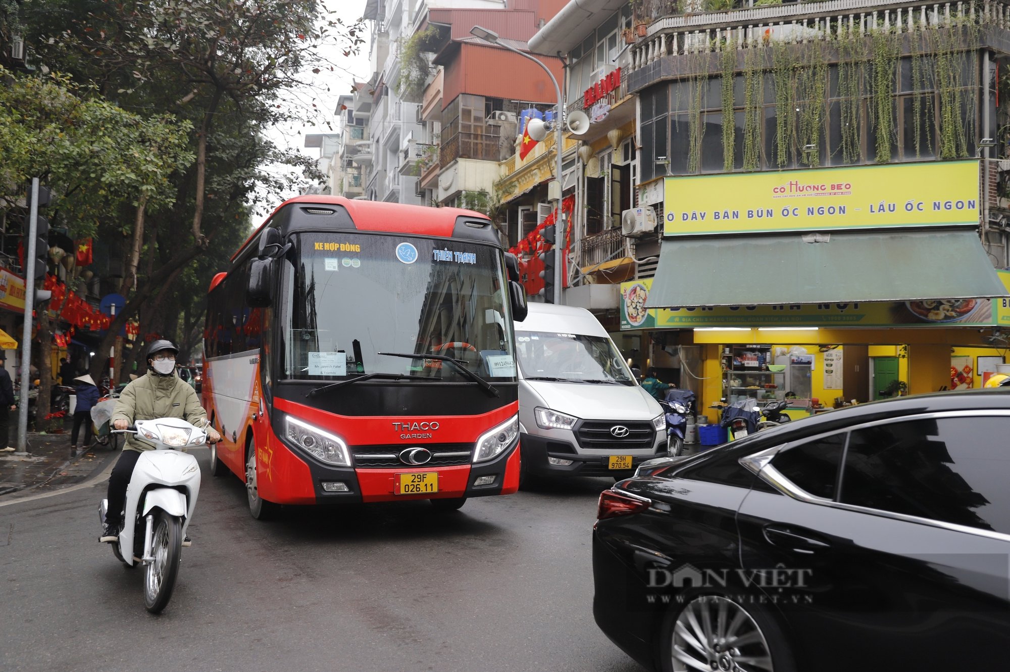 Xe 45 chỗ tung hoành dừng đỗ "nuốt trọn" lòng đường phố cổ Hà Nội- Ảnh 11.