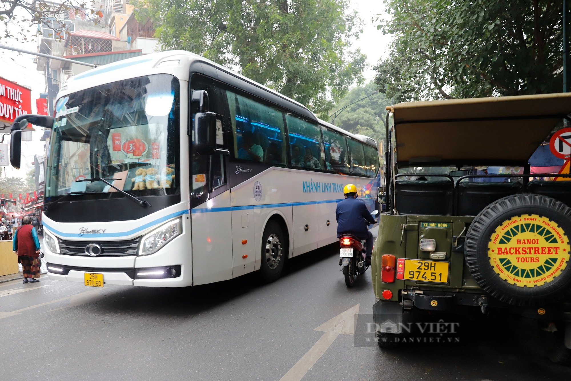 Xe 45 chỗ tung hoành dừng đỗ "nuốt trọn" lòng đường phố cổ Hà Nội- Ảnh 12.
