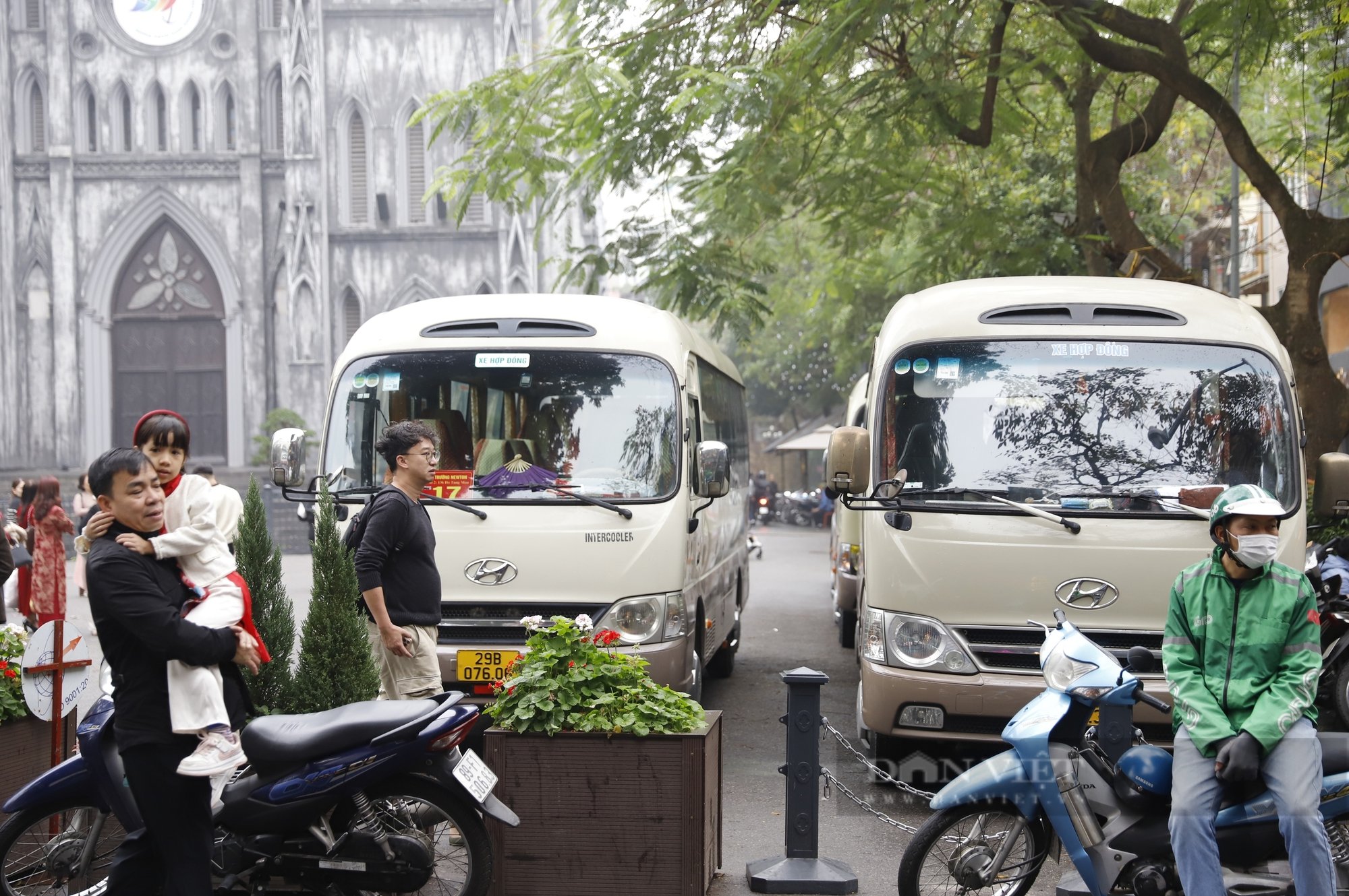 Xe 45 chỗ tung hoành dừng đỗ "nuốt trọn" lòng đường phố cổ Hà Nội- Ảnh 13.