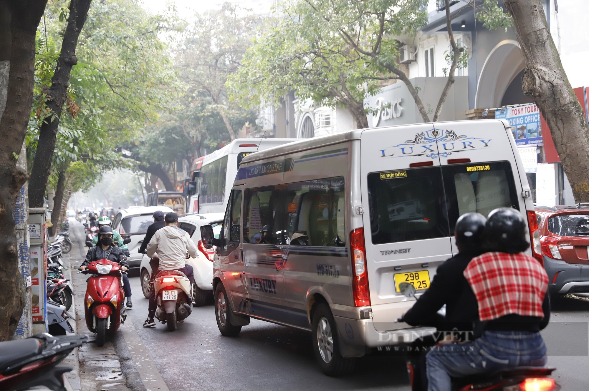 Xe 45 chỗ tung hoành dừng đỗ "nuốt trọn" lòng đường phố cổ Hà Nội- Ảnh 4.