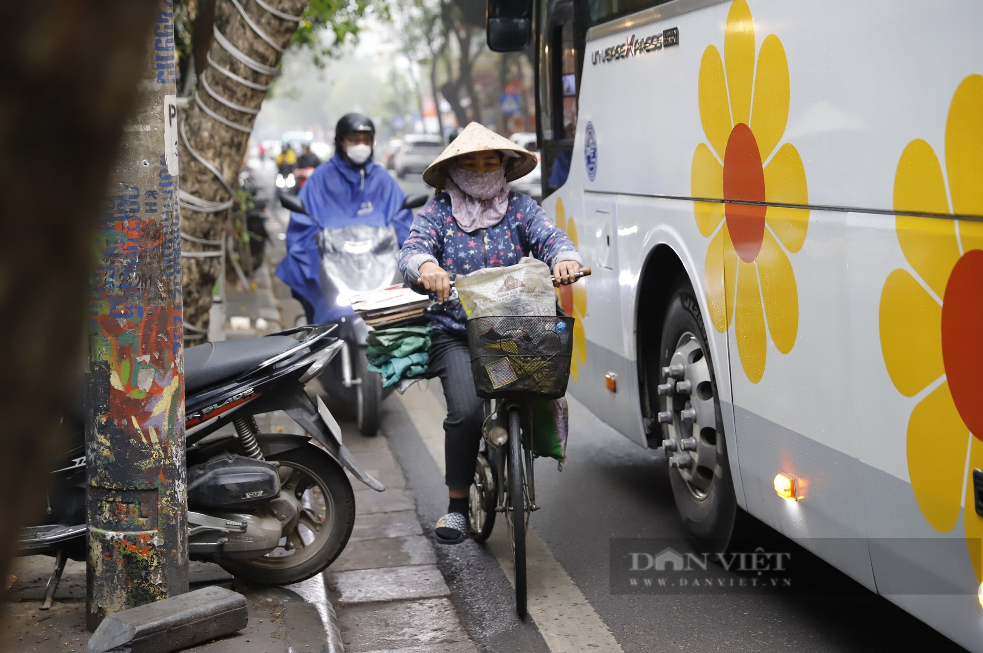 Xe 45 chỗ tung hoành dừng đỗ "nuốt trọn" lòng đường phố cổ Hà Nội- Ảnh 5.