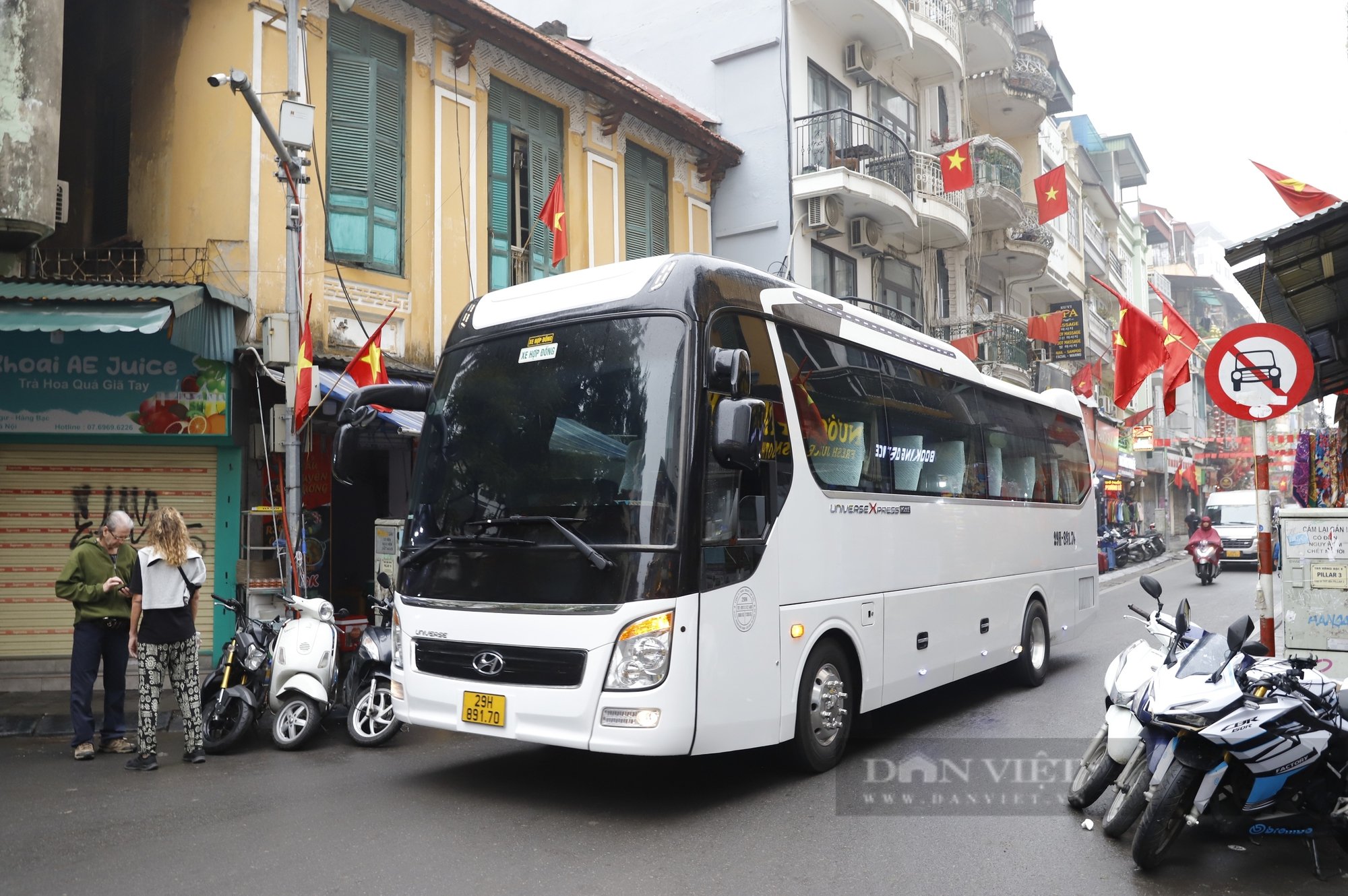 Xe 45 chỗ tung hoành dừng đỗ "nuốt trọn" lòng đường phố cổ Hà Nội- Ảnh 7.