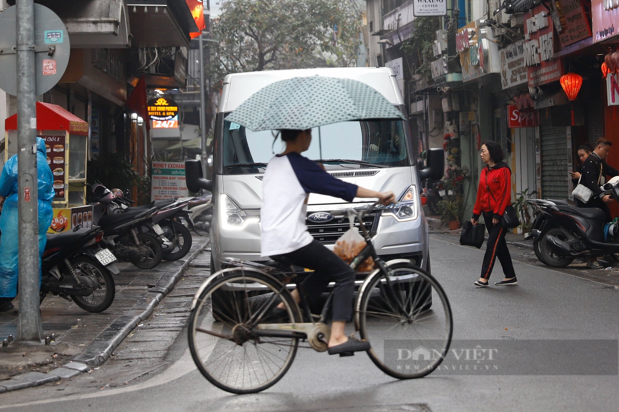 Xe 45 chỗ tung hoành dừng đỗ "nuốt trọn" lòng đường phố cổ Hà Nội- Ảnh 8.