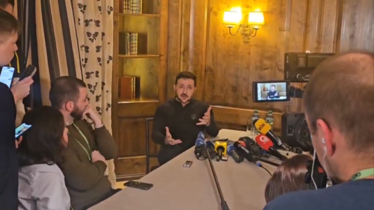 Ông Zelensky cay đắng thừa nhận Ukraine không được mời tham gia đàm phán Nga-Mỹ - Ảnh 1.