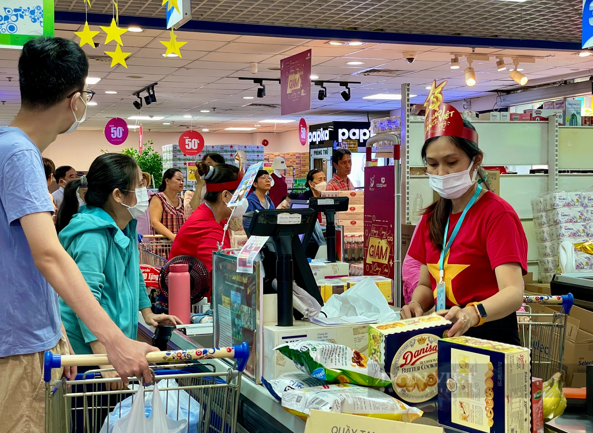 Một đại gia bán lẻ tuyên chiến, nói sẽ chi nhiều tiền để làm mới siêu thị - Ảnh 1.