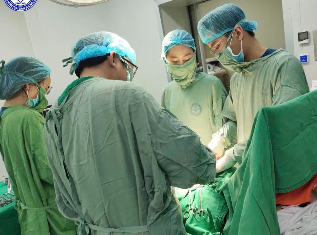 "Báo động đỏ" cứu sống mẹ con sản phụ người Châu phi bị vỡ tử cung - Ảnh 1.