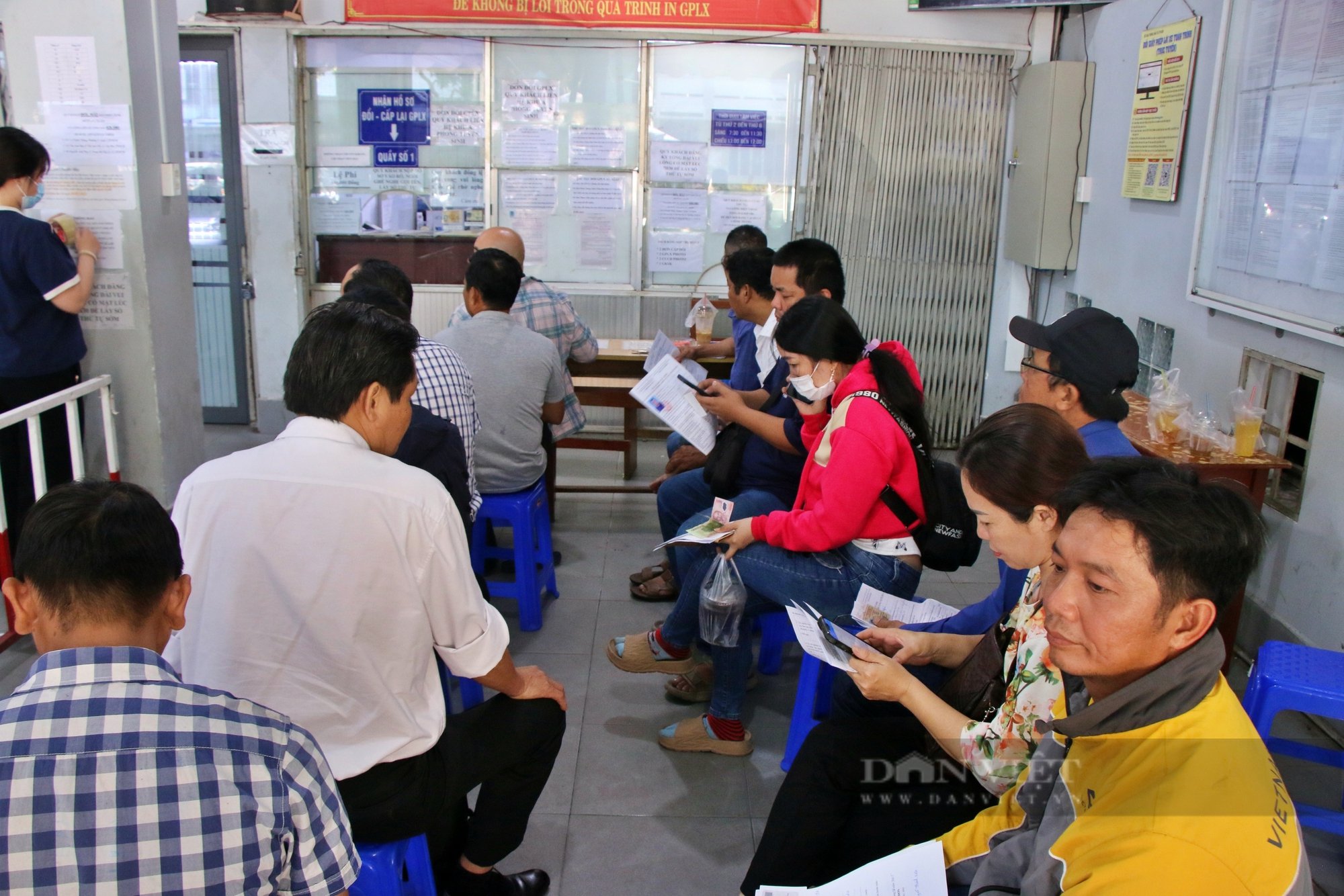 Còn thời hạn 5 năm nhưng vẫn đổ xô đi đổi GPLX - Ảnh 1.