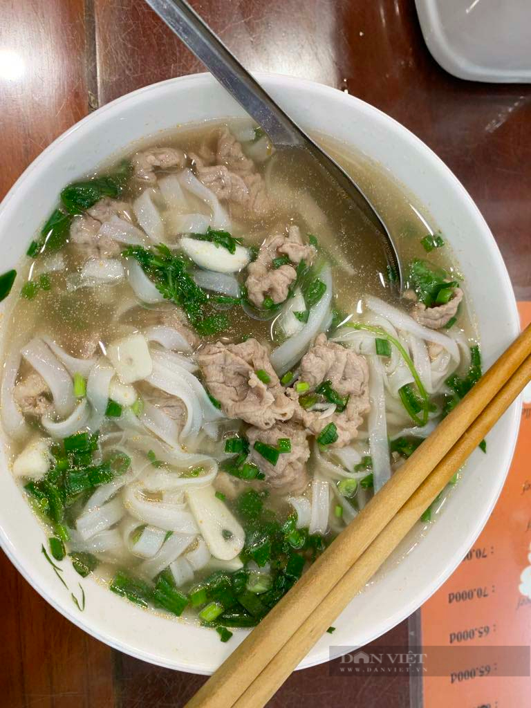 Quán phở ngay Trung tâm Hà Nội có gì ngon mà bán 70.000 đồng/ bát, khách Tây xếp hàng dài - Ảnh 1.