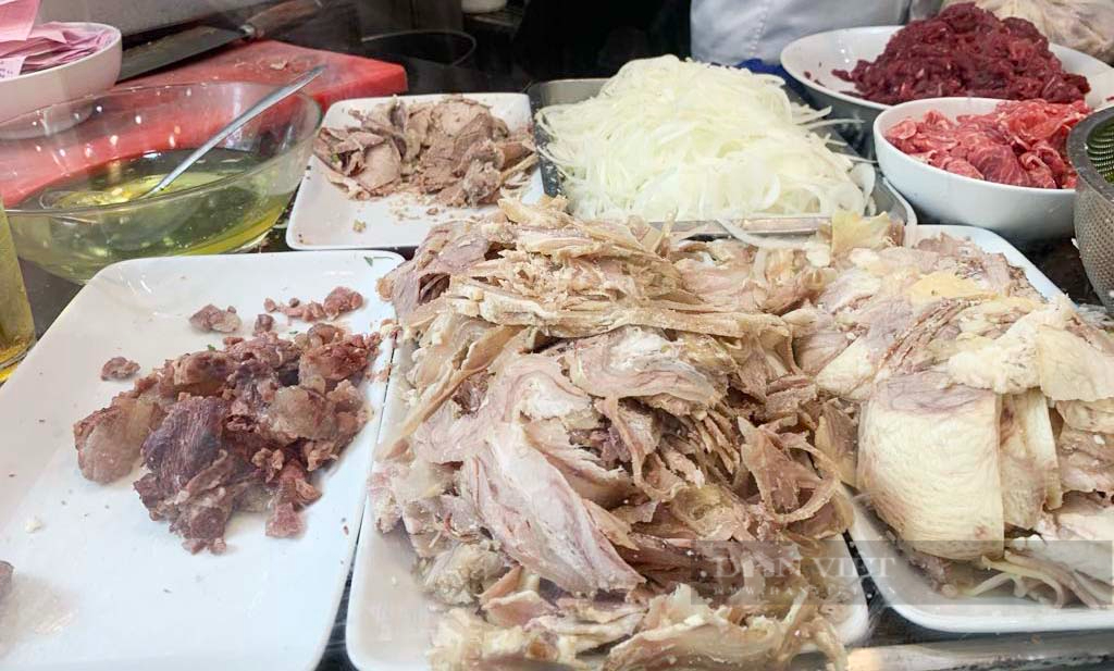 Quán phở ngay Trung tâm Hà Nội có gì ngon mà bán 70.000 đồng/ bát, khách Tây xếp hàng dài - Ảnh 2.