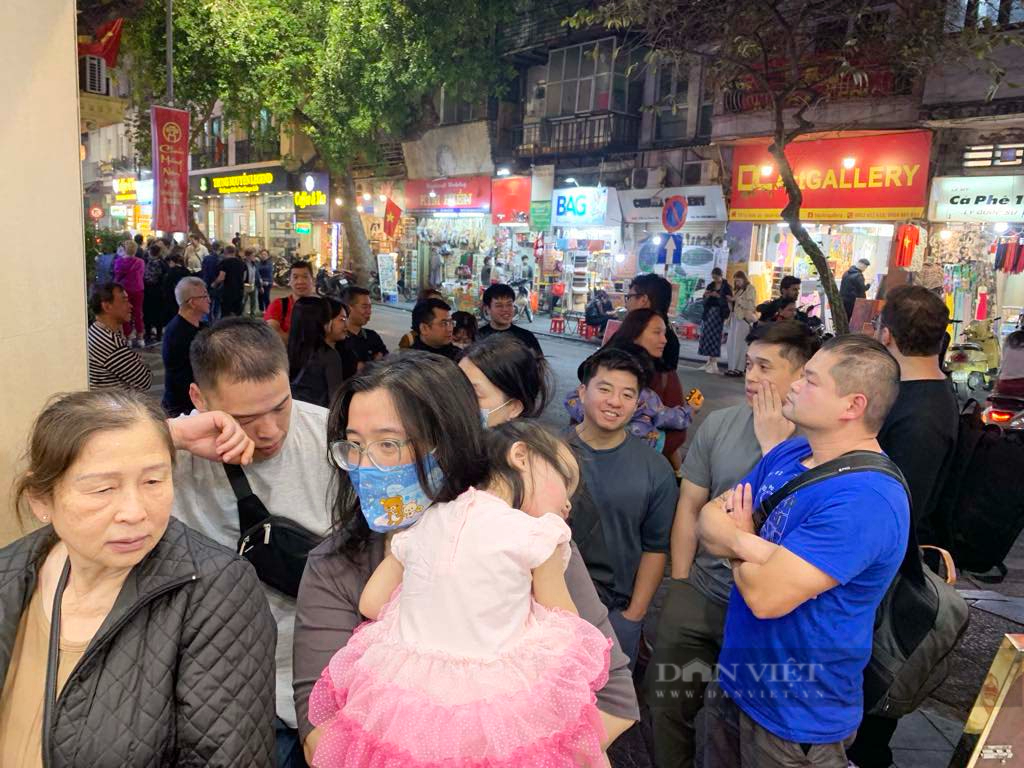 Quán phở ngay Trung tâm Hà Nội có gì ngon mà bán 70.000 đồng/ bát, khách Tây xếp hàng dài - Ảnh 10.
