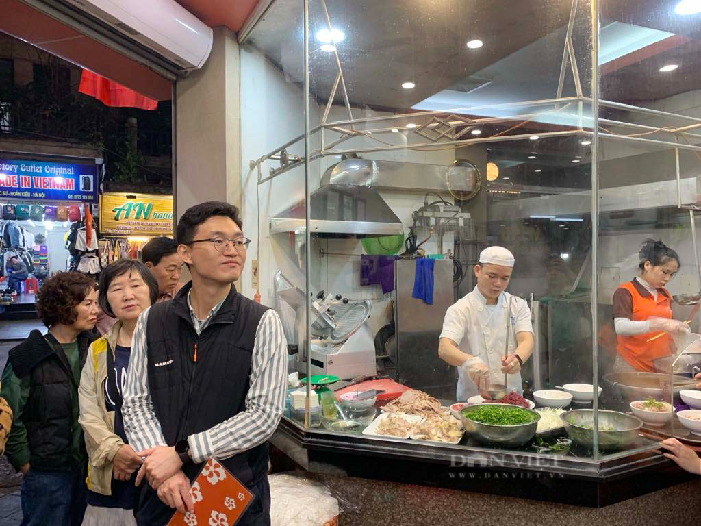 Quán phở ngay Trung tâm Hà Nội có gì ngon mà bán 70.000 đồng/ bát, khách Tây xếp hàng dài - Ảnh 3.