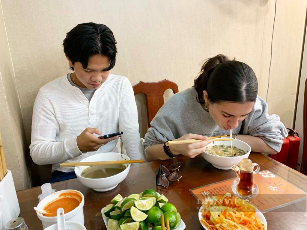 Quán phở ngay Trung tâm Hà Nội có gì ngon mà bán 70.000 đồng/ bát, khách Tây xếp hàng dài - Ảnh 5.
