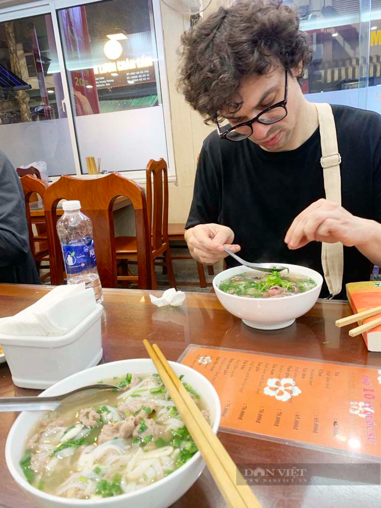 Quán phở ngay Trung tâm Hà Nội có gì ngon mà bán 70.000 đồng/ bát, khách Tây xếp hàng dài - Ảnh 9.