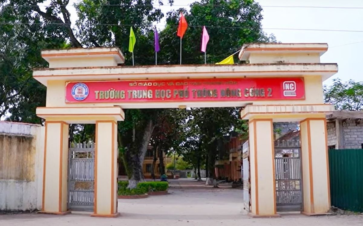 Một nam học sinh bị đâm trong thương trước cổng trường - Ảnh 1.