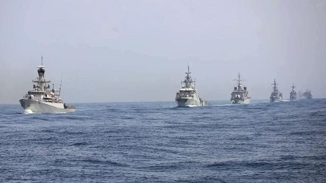 Lần đầu tiên tàu chiến Nga, Mỹ bất ngờ làm điều này cùng nhau  - Ảnh 1.
