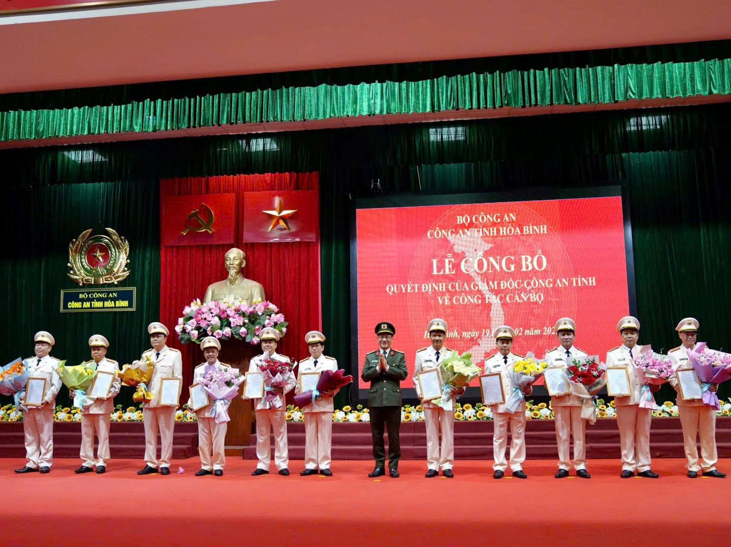 26 đại tá, thượng tá Công an tỉnh Hòa Bình xin nghỉ hưu trước tuổi - Ảnh 1.