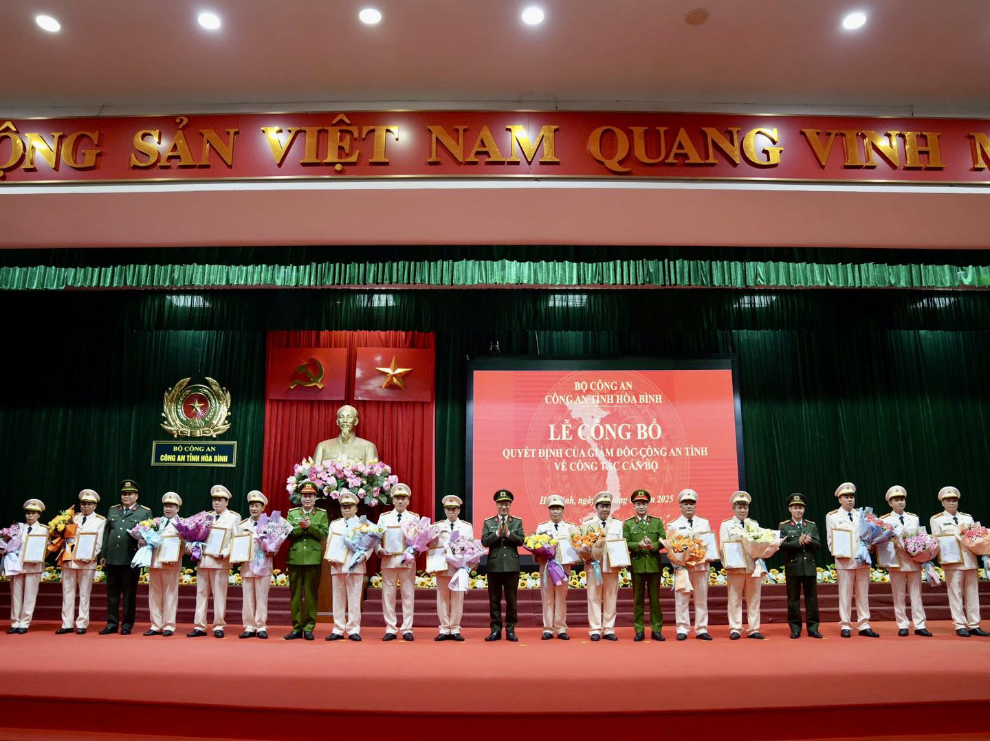 26 đại tá, thượng tá Công an tỉnh Hòa Bình xin nghỉ hưu trước tuổi - Ảnh 3.